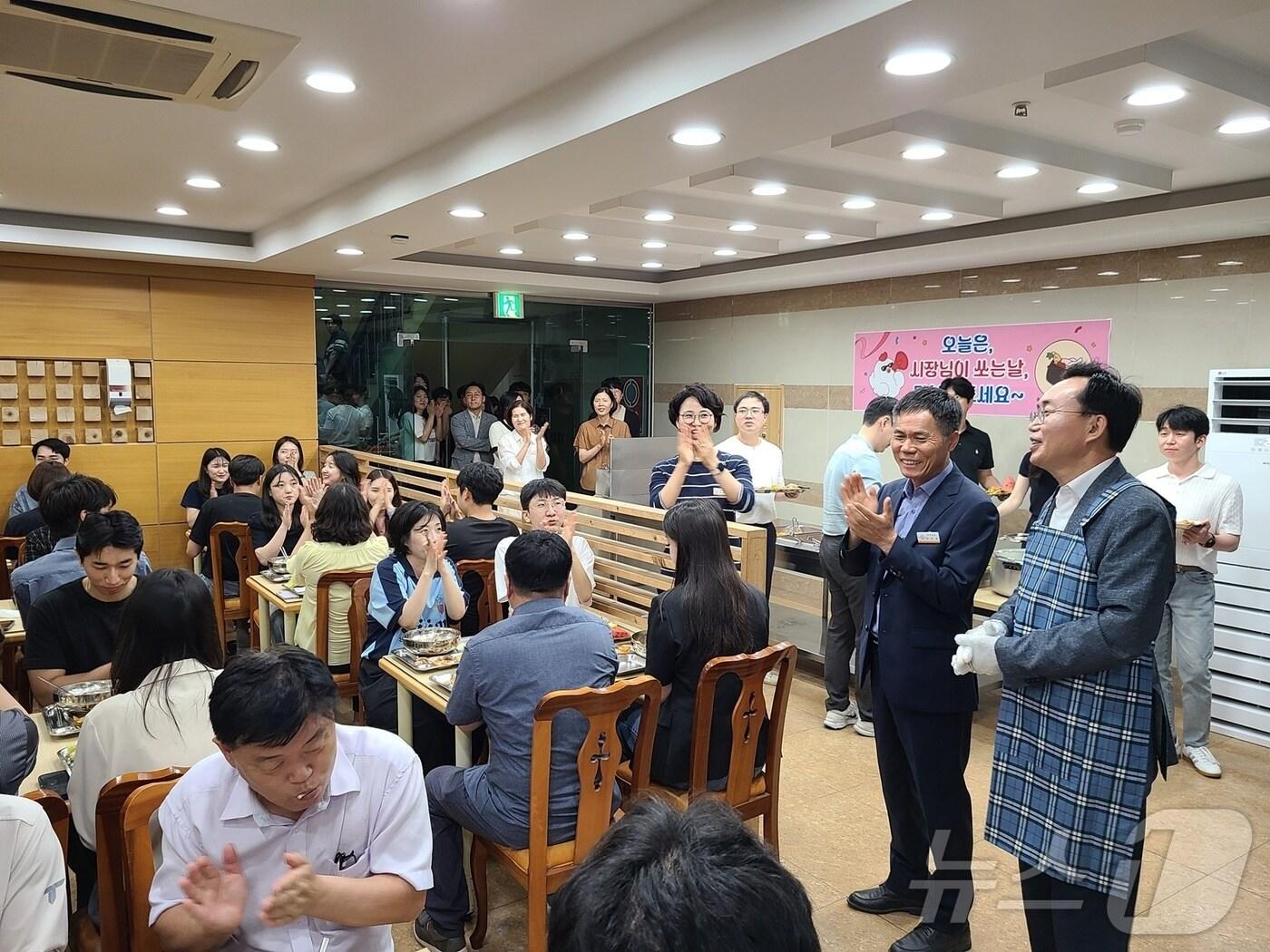 본문 이미지 - 윤병태 나주시장이 구내식당 배식 봉사하는 모습 ⓒ News1