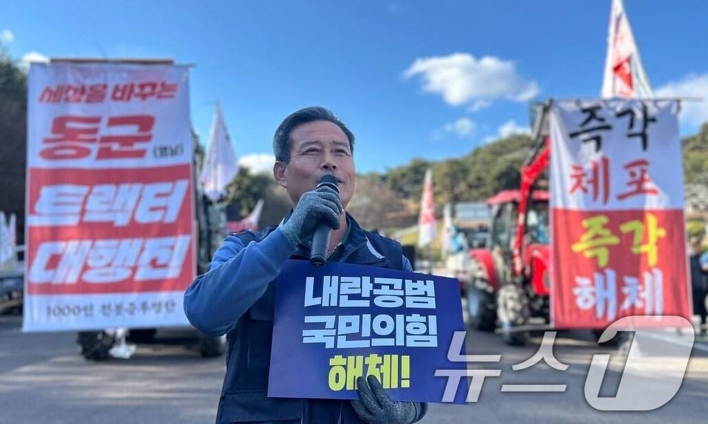 본문 이미지 - 이재동 전국농민회총연맹 경북연맹 회장이 17일 고령 대가야박물관 주차장에서 열린 '전봉준 투쟁단 트랙터 경북 대행진' 집결식에서 투쟁사를 하고 있다. (전농제공) 2024.12.17/뉴스1 ⓒ News1 정우용 기자