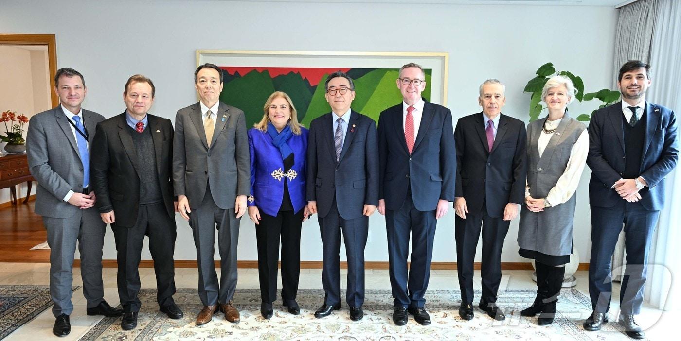 조태열 외교부 장관이 17일 주요 7개국 협의체(G7) 및 유럽연합(EU) 주한 대사를 외교장관 공관으로 초청해 오찬을 가졌다. 2024.12.17. (외교부 제공) 