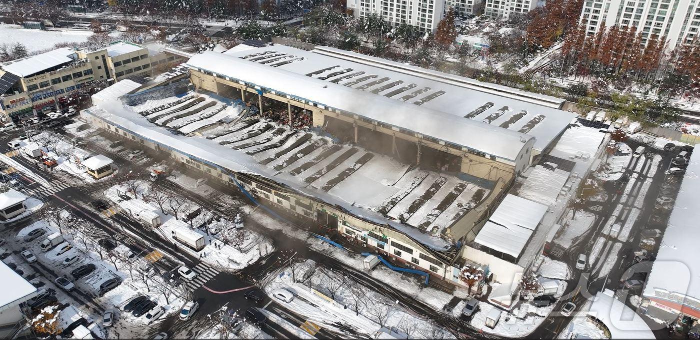 경기 안양시가 폭설로 큰 피해를 입은 농수산물도매시장 청과동 영업 재개 등을 위해 21억원을 투입하기로 했다. 사진은 붕괴된 농수산물 도매시장 전경.(안양시 제공)/