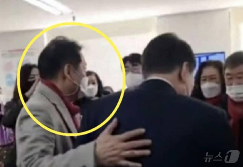 본문 이미지 - 2022년 윤석열 당시 대선후보가 선거대책본부의 네트워크본부 사무실을 방문했을 때, '건진법사'로 알려진 전성배씨(노란색 원)가 관계자들에게 소개하고 있다. /유튜브 캡쳐