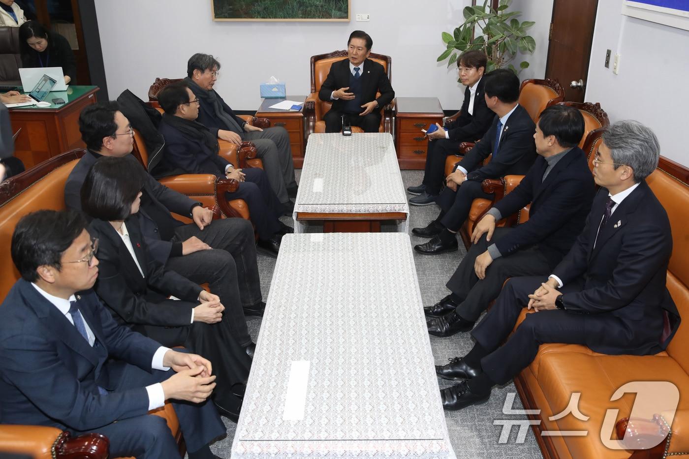 본문 이미지 - 윤석열 대통령 탄핵소추위원단장인 정청래 법사위원장이 17일 오후 서울 여의도 국회 법제사법위원장실에서 윤 대통령 탄핵소추단 1차 회의를 주재하고 있다. 2024.12.17/뉴스1 ⓒ News1 이광호 기자