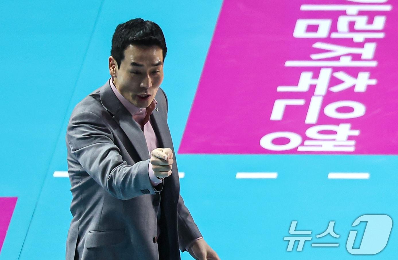 본문 이미지 - 17일 인천삼산체육관에서 열린 '2024-2025 도드람 V리그' 흥국생명과 정관장의 경기, 정관장 고희진 감독이 작전을 지시하고 있다. 2024.12.17/뉴스1 ⓒ News1 김도우 기자