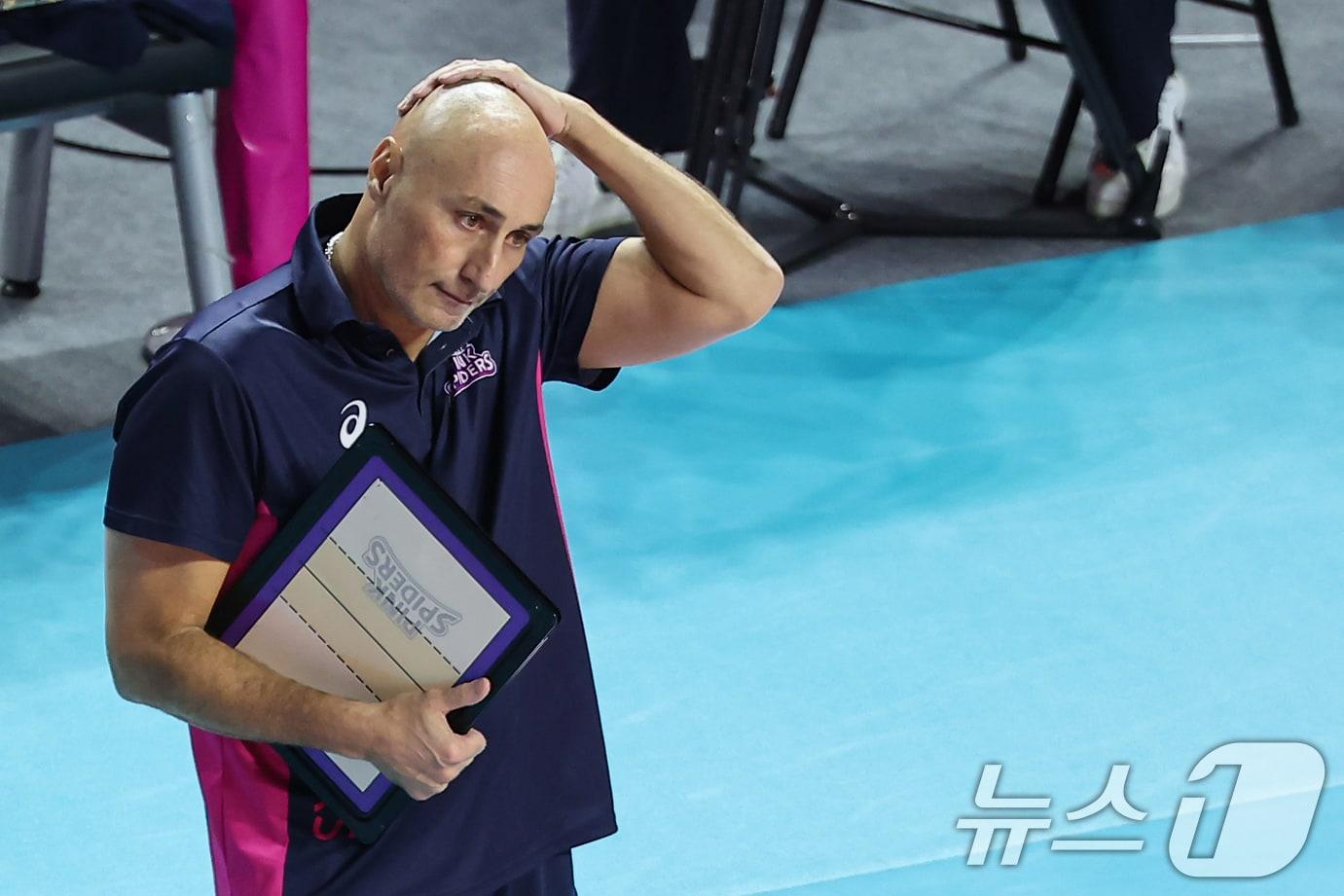 본문 이미지 - 17일 인천삼산체육관에서 열린 '2024-2025 도드람 V리그' 흥국생명과 정관장의 경기, 흥국생명 아본단자 감독이 경기를 지켜보고 있다. 2024.12.17/뉴스1 ⓒ News1 김도우 기자