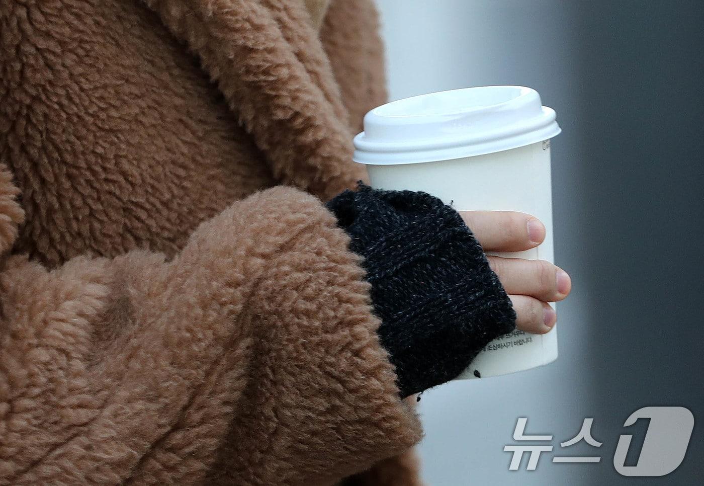 서울 세종대로사거리에서 한 시민이 따뜻한 음료를 들고 발걸음을 재촉하고 있다.&#40;자료사진&#41; 2024.12.18/뉴스1 ⓒ News1 박세연 기자