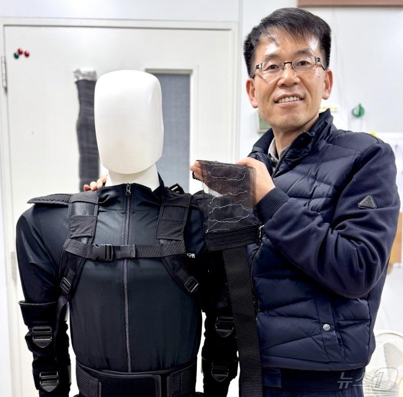 본문 이미지 - 한국기계연구원 첨단로봇연구센터 박철훈 책임연구원이 ‘인공근육 기반의 바이오닉 슈트’를 선보이고 있다. (기계연 제공)/뉴스1