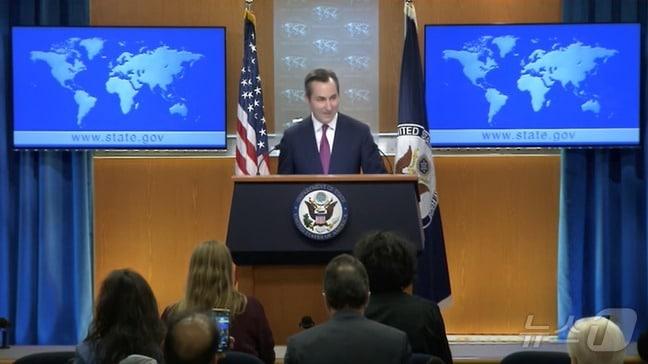본문 이미지 - 매슈 밀러 미 국무부 대변인이 17일(현지시간) 미국 워싱턴DC 외신기자센터(FPC)에서 외신 대상 브리핑을 진행하고 있다.(유튜브 갈무리).