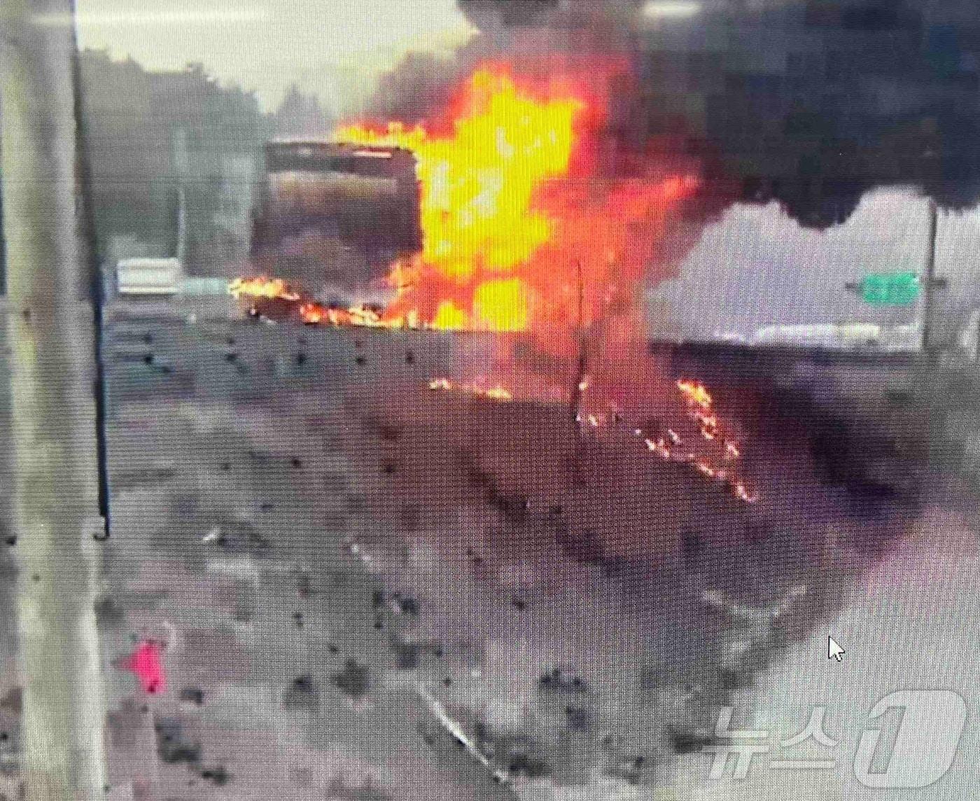 본문 이미지 - 18일 오전 8시 7분쯤 강원 평창군 용평면 용전리 소재 영동고속도로(서울방향) 평창IC 인근의 한 관광버스에서 발생한 화재가 오전 8시 49분쯤 진화했다. (강원도소방본부 제공) 2024.12.18/뉴스1 