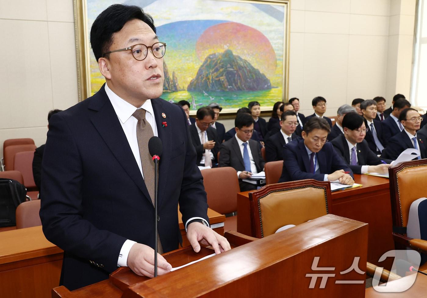 본문 이미지 - 김병환 금융위원장이 18일 오전 서울 여의도 국회에서 열린 정무위원회 전체회의에서 현안 보고를 하고 있다. 2024.12.18/뉴스1 ⓒ News1 김민지 기자