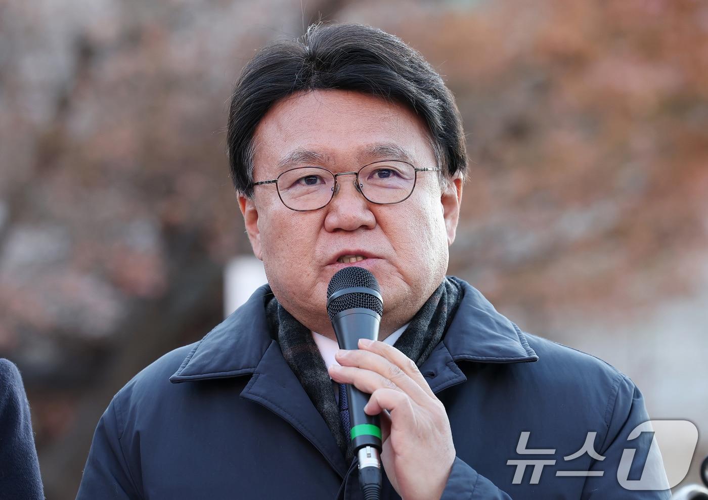 본문 이미지 - 황운하 조국혁신당 원내대표가 18일 오전 서울 용산구 한남동 대통령 관저 인근에서 열린 '3년은너무길다특별위원회(탄추위)' 기자회견에서 발언하고 있다. 2024.12.18/뉴스1 ⓒ News1 김성진 기자