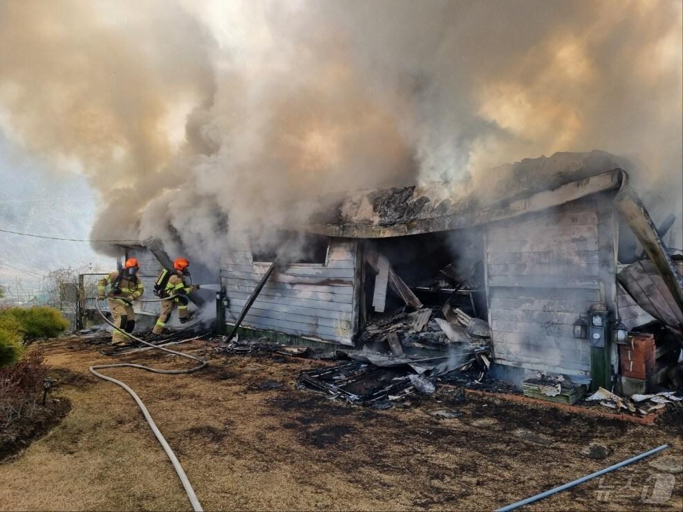 본문 이미지 - 17일 오후 10시 40분쯤 충북 옥천군 안내면의 한 주택에서 불이 났다.(옥천소방서 제공) /뉴스1 