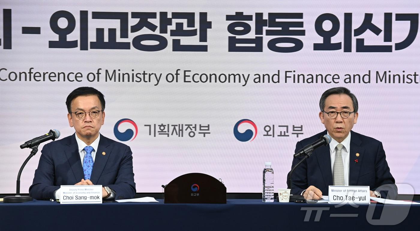 본문 이미지 - 최상목 경제부총리 겸 기획재정부 장관과 조태열 외교부 장관이 18일 오전 서울 종로구 프레스센터에서 열린 외신기자 간담회에 참석하고 있다. (공동취재) 2024.12.18/뉴스1 ⓒ News1 민경석 기자