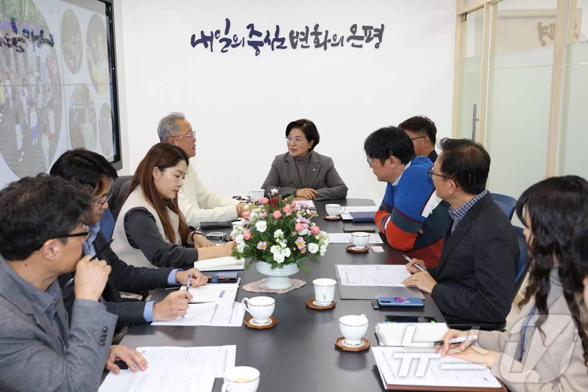 본문 이미지 -  김미경 은평구청장이 소비 진작 캠페인을 위한 회의를 진행하고 있다.&#40;은평구 제공&#41;