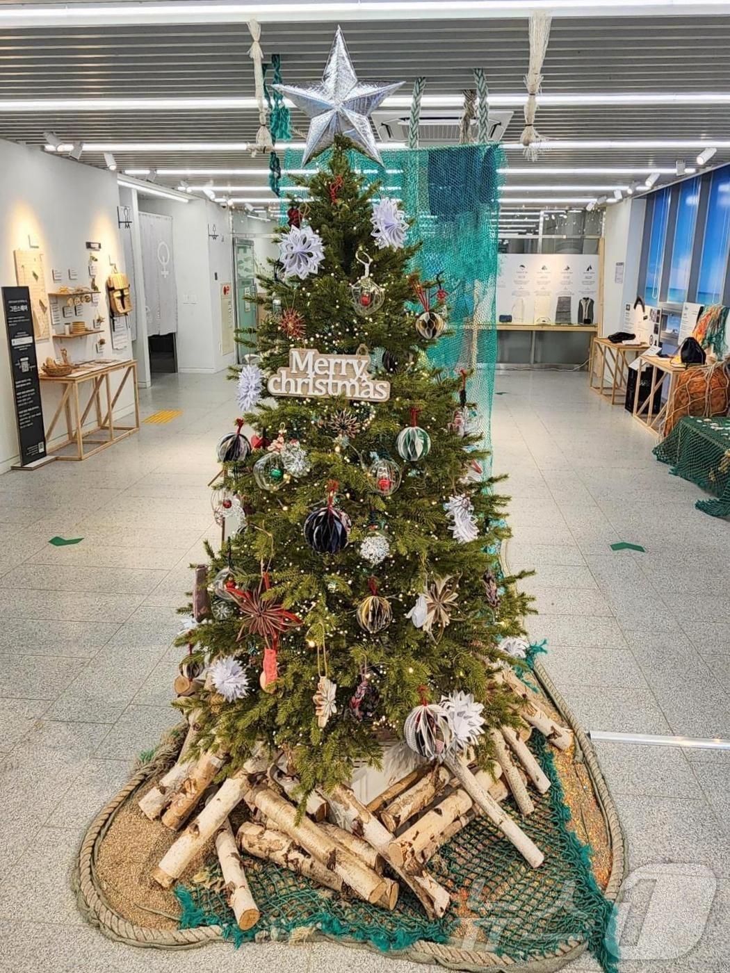 본문 이미지 - 서대문구 자원되살림센터에 설치된 재활용 크리스마스 트리.(서대문구 제공)