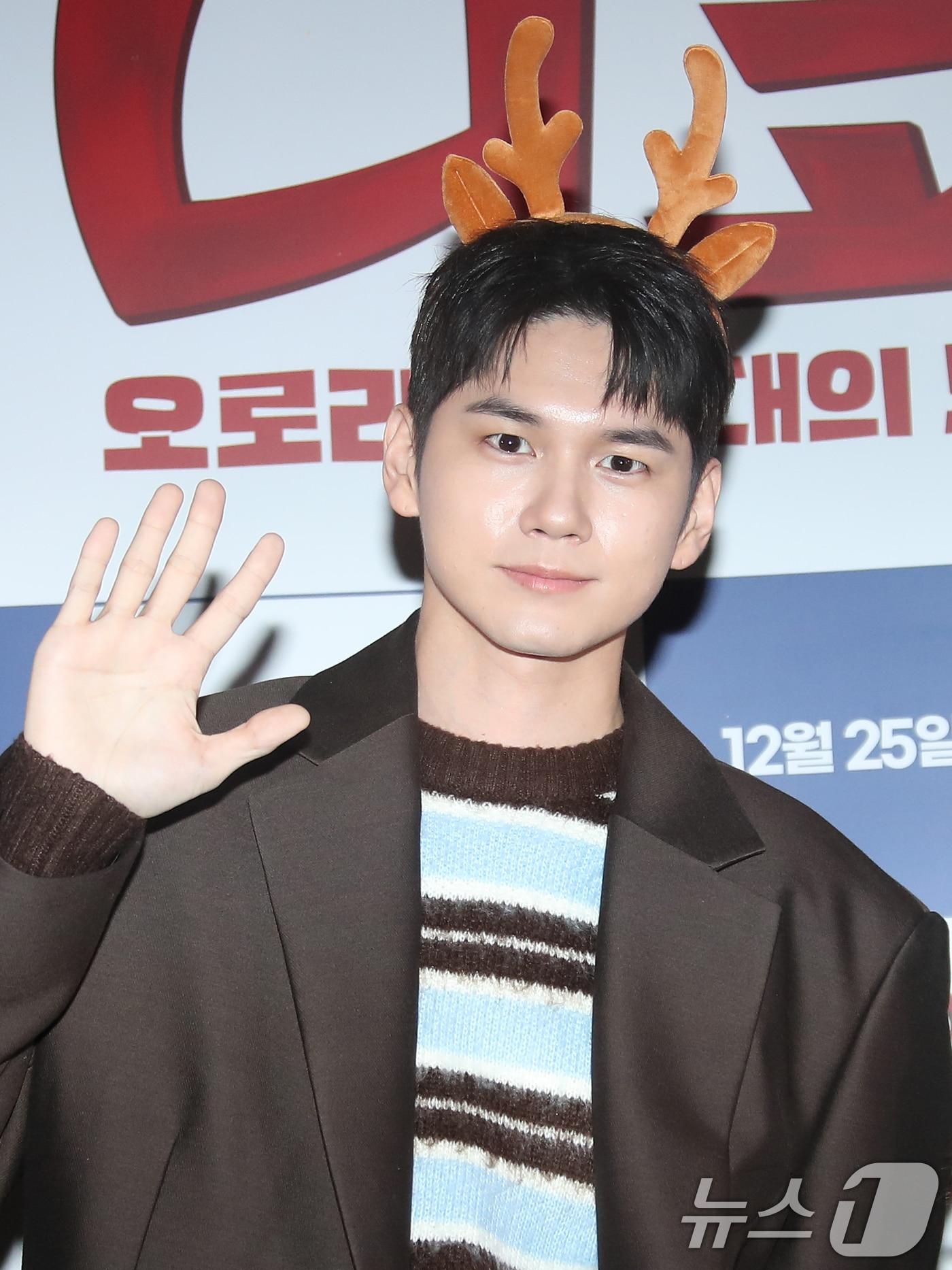 본문 이미지 - 배우 옹성우가 18일 서울 강남구 코엑스 메가박스에서 열린 애니메이션 ‘니코:오로라 원정대의 모험’ 언론 시사회에서 포즈를 취하고 있다. '니코: 오로라 원정대의 모험'은 멋진 산타 비행단을 꿈꾸는 꼬마 사슴 ‘니코’와 ‘스텔라’가 크리스마스를 하루 앞두고 사라져버린 썰매를 되찾기 위해 떠나면서 펼쳐지는 모험을 그린 작품이다. 2024.12.18/뉴스1 ⓒ News1 권현진 기자