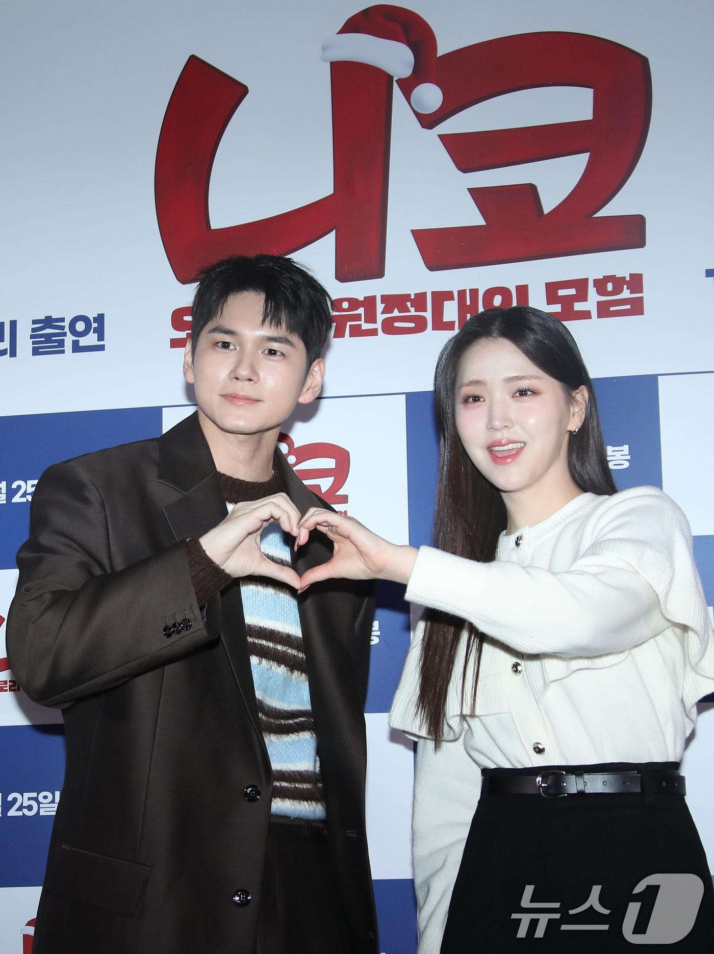 본문 이미지 - 배우 옹성우와 김지은(오른쪽)이 18일 서울 강남구 코엑스 메가박스에서 열린 애니메이션 ‘니코:오로라 원정대의 모험’ 언론 시사회에서 포즈를 취하고 있다. '니코: 오로라 원정대의 모험'은 멋진 산타 비행단을 꿈꾸는 꼬마 사슴 ‘니코’와 ‘스텔라’가 크리스마스를 하루 앞두고 사라져버린 썰매를 되찾기 위해 떠나면서 펼쳐지는 모험을 그린 작품이다. 2024.12.18/뉴스1 ⓒ News1 권현진 기자