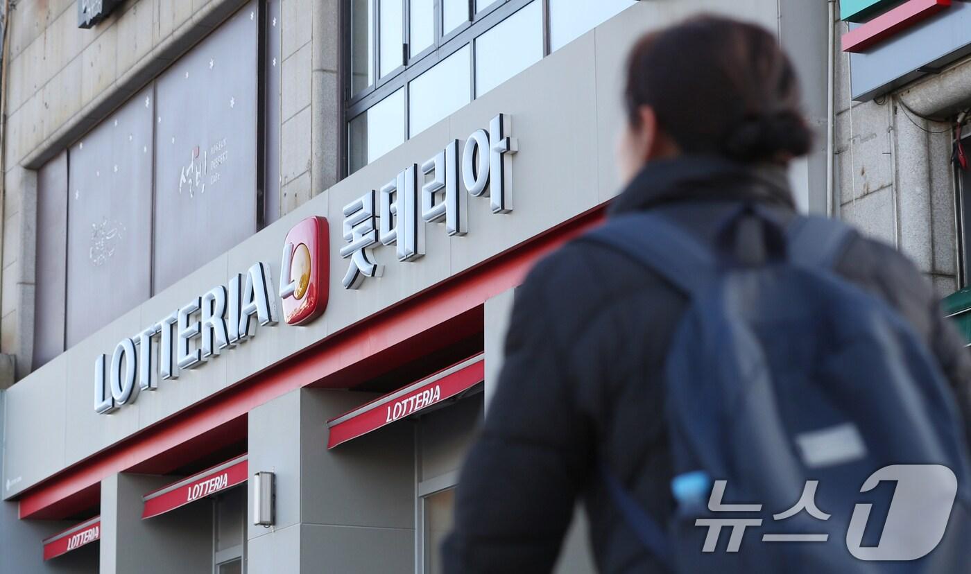 &#39;12·3 비상계엄 사태&#39;를 앞두고 노상원 전 정보 사령관과 문상호 정보사령관이 안산의 한 햄버거집에서 만나 계엄을 사전에 모의했다는 진술이 나왔다. 사진은 18일 오후 ‘12·3 비상계엄’ 직전 전현직 정보사령관들이 계엄 직전 햄버거 프랜차이즈 롯데리아에서 비밀 회동을 가진 것으로 알려진 경기 안산시의 한 롯데리아 매장의 모습. 2024.12.18/뉴스1 ⓒ News1 김영운 기자