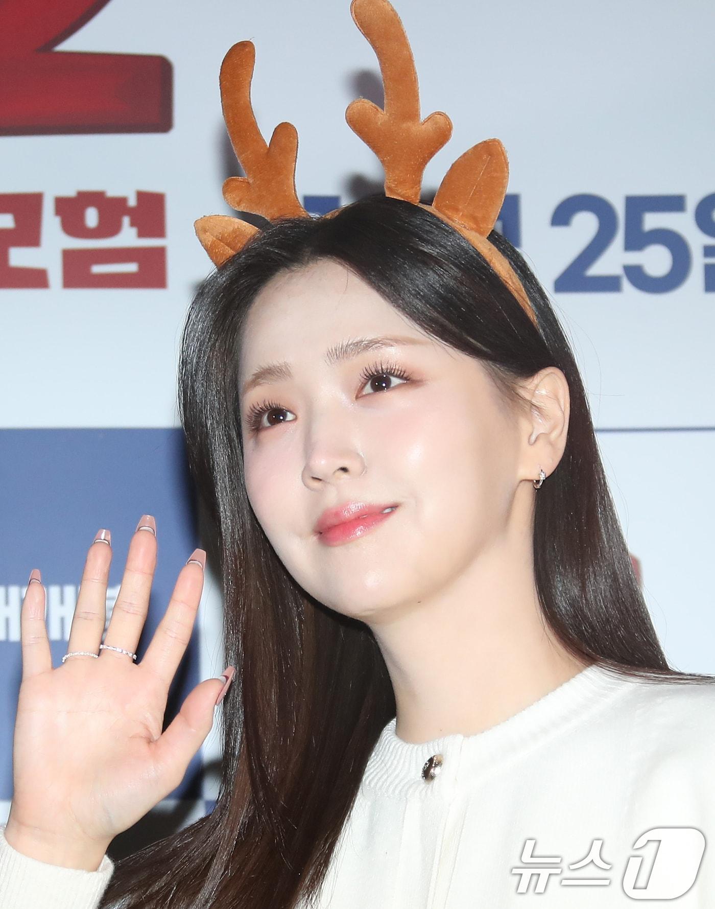 본문 이미지 - 배우 김지은이 18일 서울 강남구 코엑스 메가박스에서 열린 애니메이션 ‘니코:오로라 원정대의 모험’ 언론 시사회에서 포즈를 취하고 있다. '니코: 오로라 원정대의 모험'은 멋진 산타 비행단을 꿈꾸는 꼬마 사슴 ‘니코’와 ‘스텔라’가 크리스마스를 하루 앞두고 사라져버린 썰매를 되찾기 위해 떠나면서 펼쳐지는 모험을 그린 작품이다. 2024.12.18/뉴스1 ⓒ News1 권현진 기자