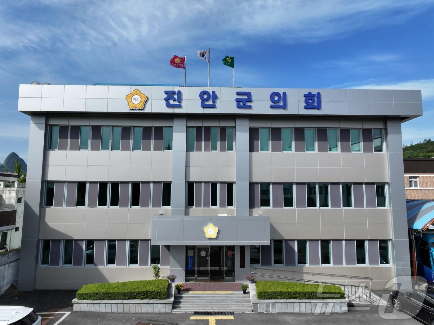 본문 이미지 - 전북자치도 진안군의회가 국민권익위원회의 권고 사항에 따라 조례와 규칙 5건을 일괄 정비했다.(의회제공)2024.12.18/뉴스1