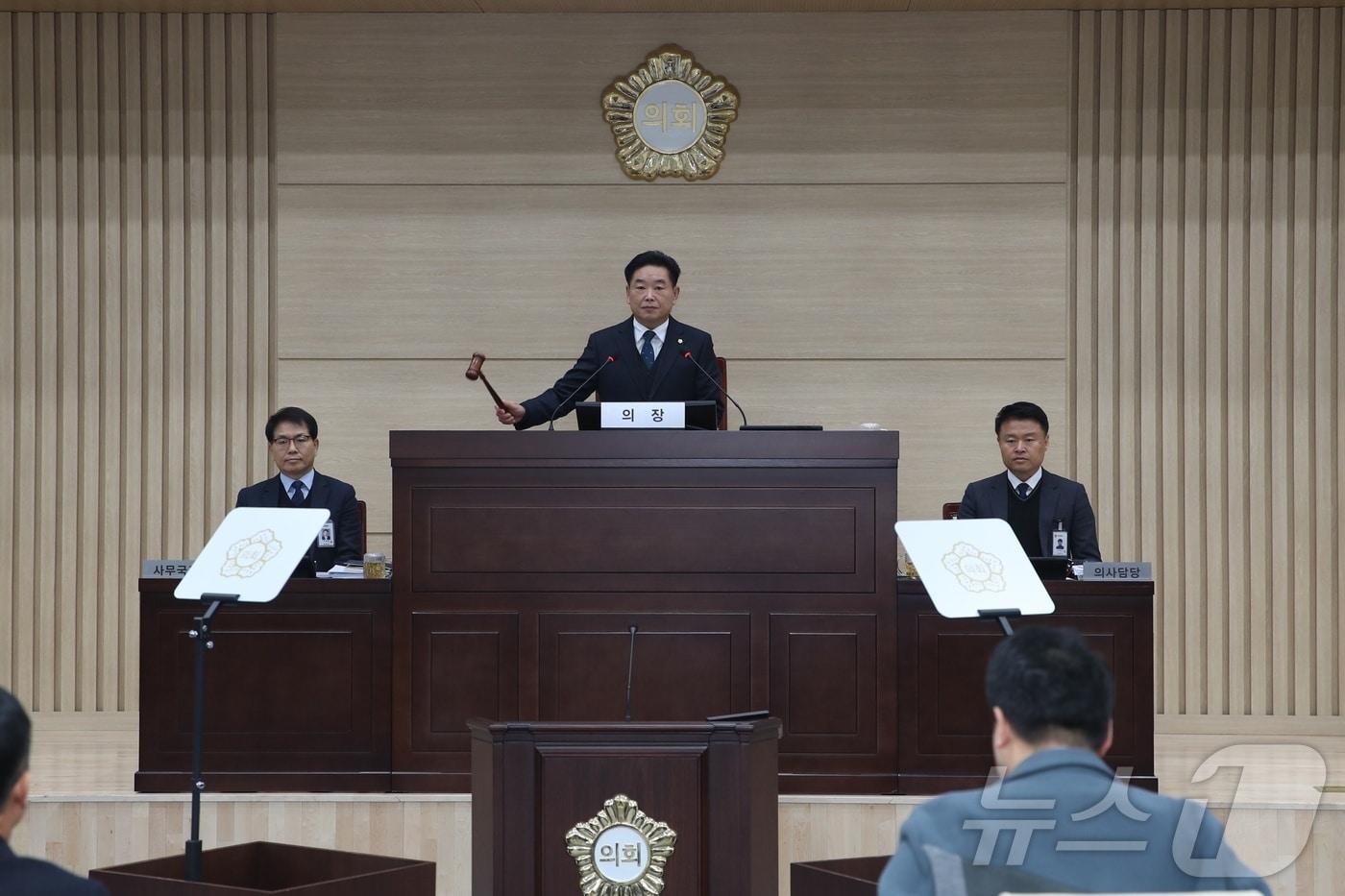 본문 이미지 - 전북 익산시의회 제266회 2차 정례회 제3차 본회의가 18일 개회했다.(익산시의회 제공) 2024.12.18/뉴스1