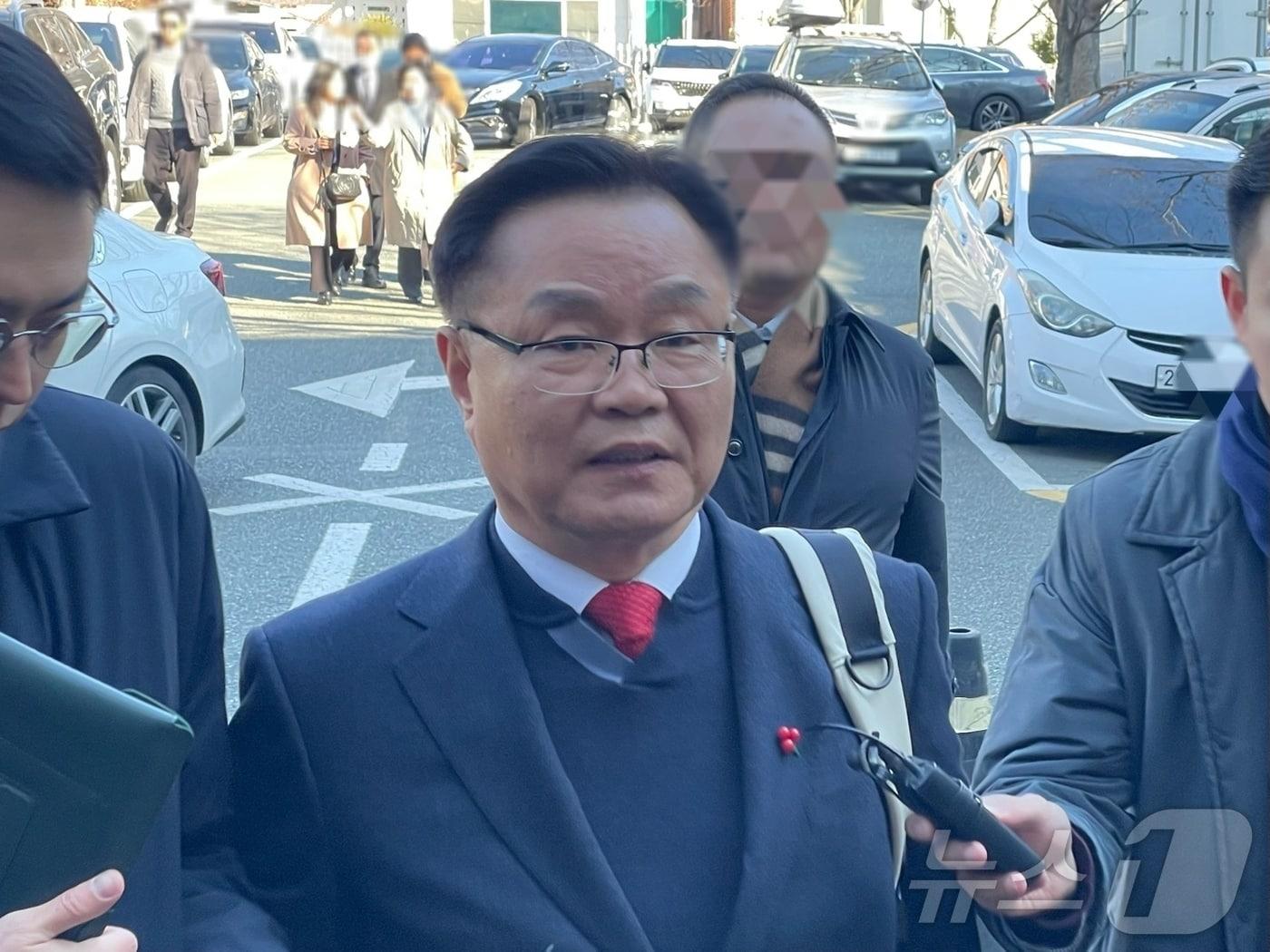 본문 이미지 - 홍남표 경남 창원시장이 18일 자신의 공직선거법 위반 혐의 항소심 공판에 출석하기 위해 창원지법 법정동에 들어서고 있다.2024.12.18./뉴스1 강정태 기자