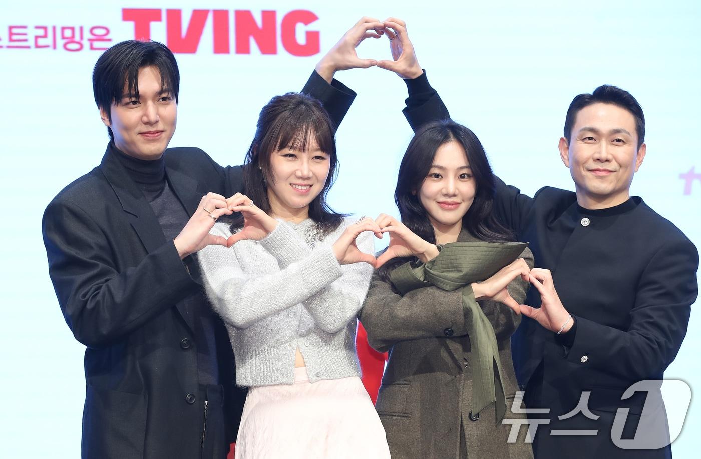 배우 이민호(왼쪽부터)와 공효진, 한지은, 오정세가 18일 오후 서울 구로구 신도림 더 세인트에서 열린 tvN 새 토일드라마 '별들에게 물어봐' (극본 서숙향, 연출 박신우) 제작발표회에 참석해 포즈를 취하고 있다. ⓒ News1