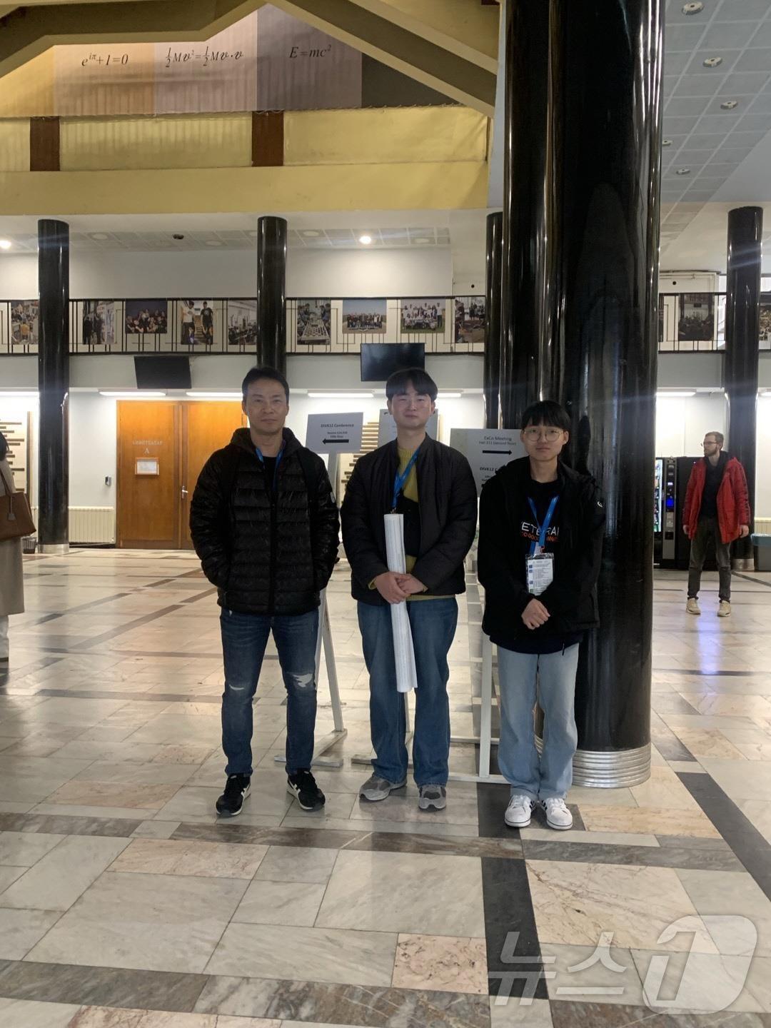 본문 이미지 - 왼쪽부터 신광복 교수와 전영환, 김창호 학생이 학회 참가 후 기념촬영을 하고 있다.(국립한밭대 제공)/뉴스1