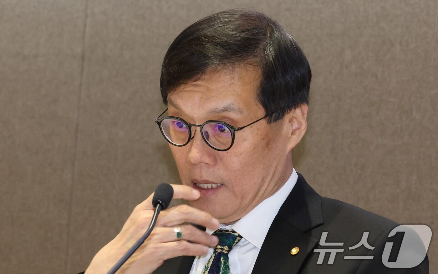 본문 이미지 - 이창용 한국은행 총재가 18일 오후 서울 중구 한국은핸 콘퍼러스홀에서 열린 2024년 하반기 물가 설명회에서 '펜더믹으로부터의 교훈과 향후 저물가 기조 가능성 점검' 관련 발언을 하고 있다. 2024.12.18/뉴스1 ⓒ News1 김명섭 기자