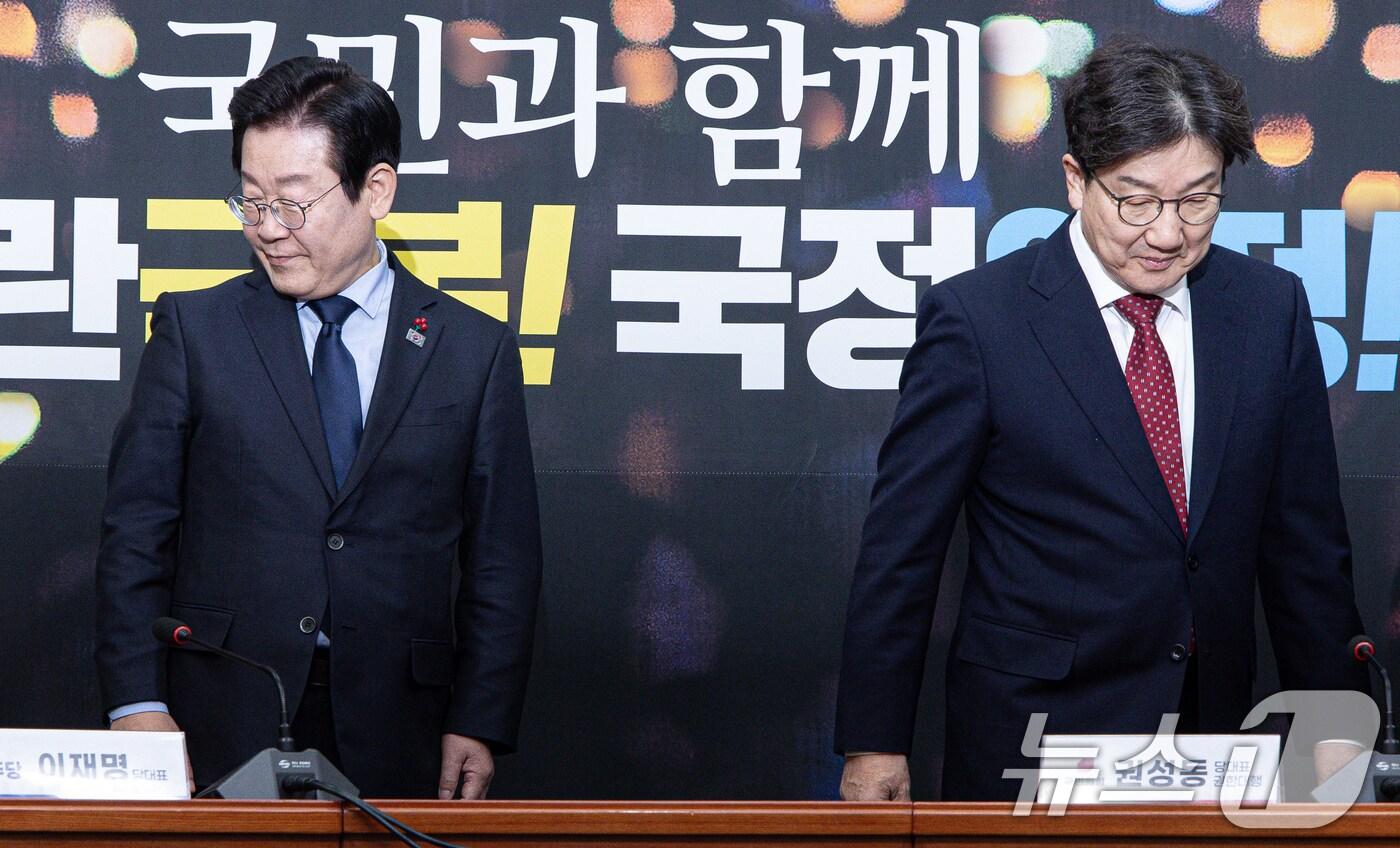 본문 이미지 - 이재명 더불어민주당 대표가 서울 여의도 국회에서 권성동 국민의힘 당대표 권한대행 겸 원내대표와 악수를 마친 후 자리로 향하고 있다. 2024.12.18/뉴스1 ⓒ News1 이재명 기자