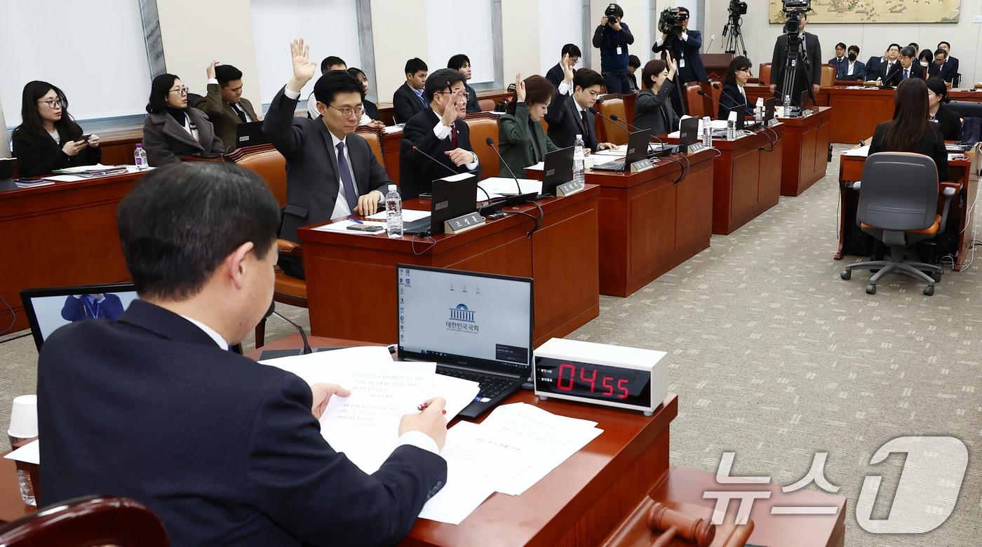 본문 이미지 - 국회 교육위원회 소속 국민의힘 조정훈 간사를 비롯한 여당 의원들이 18일 오후 서울 여의도 국회에서 열린 교육위원회 전체회의에서 증인 임태희 경기도교육감 고발의 건에 관해 반대 의사를 밝히고 있다. 2024.12.18/뉴스1 ⓒ News1 김민지 기자