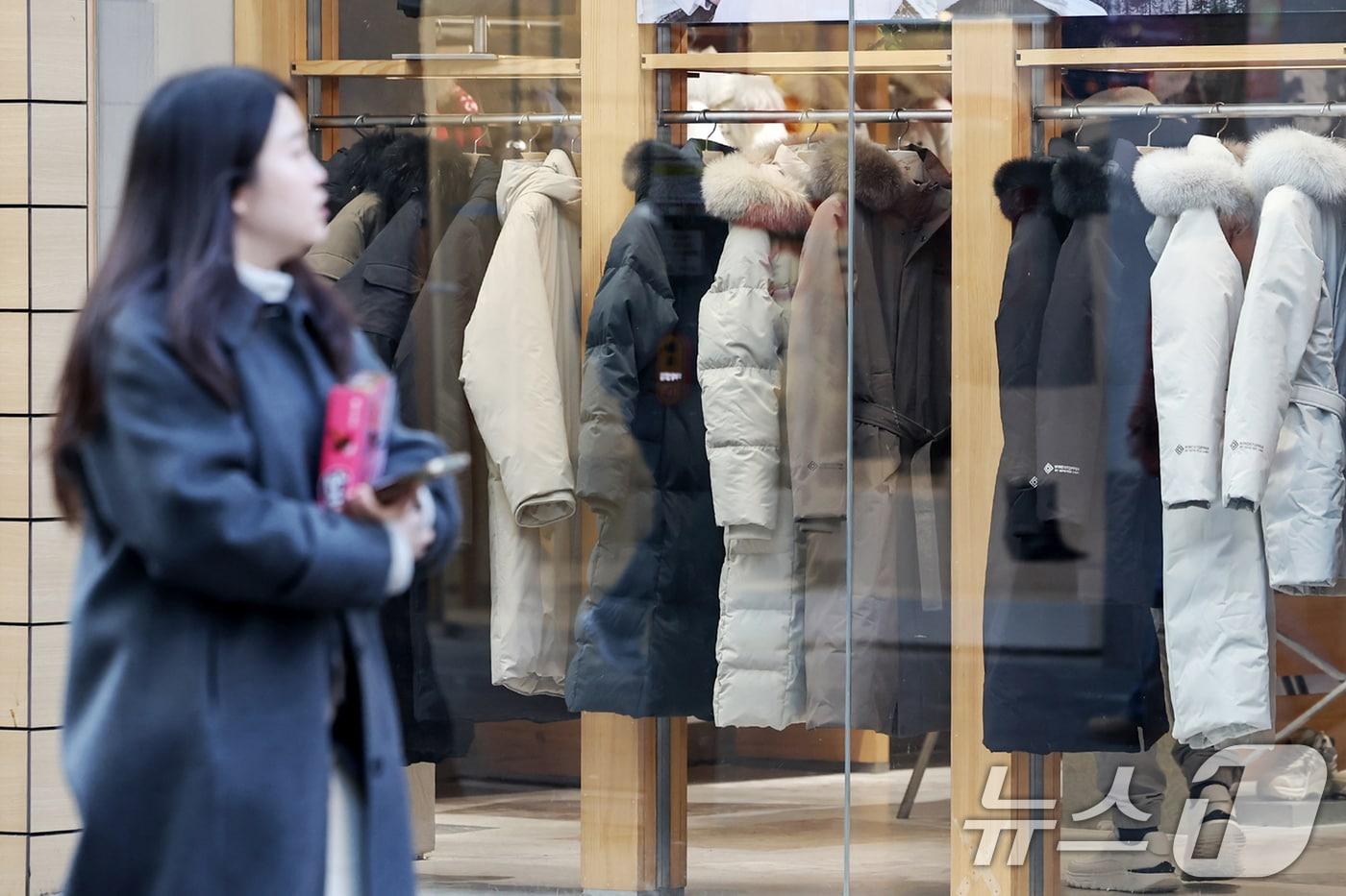  서울 중구 명동 거리에서 시민들이 겨울 의류가 전시된 의류 매장 앞을 오가고 있다. 2024.12.18/뉴스1 ⓒ News1 민경석 기자