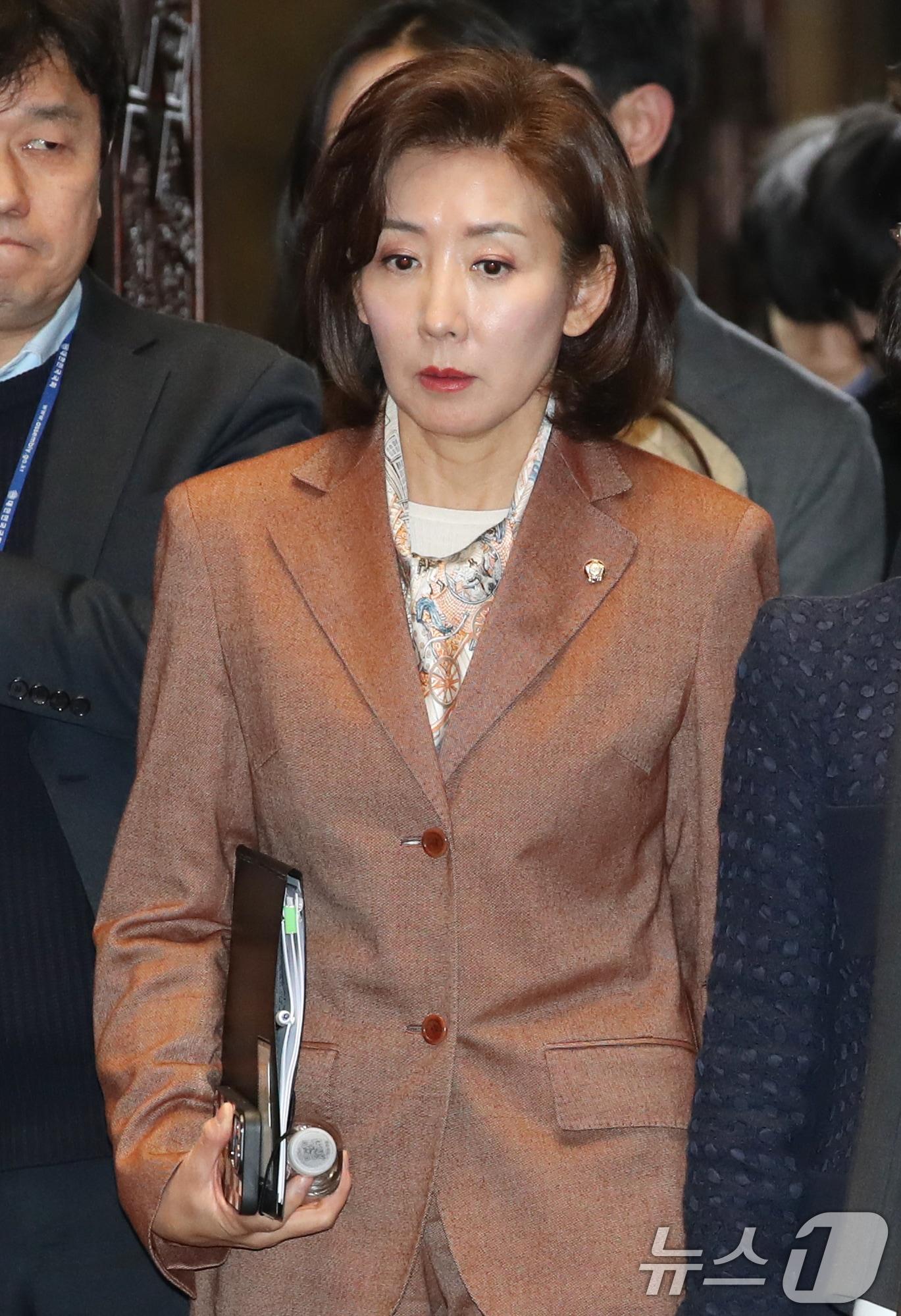 본문 이미지 - 나경원 국민의힘 의원이 18일 오후 서울 여의도 국회에서 열린 비상의원총회에 참석하고 있다. 2024.12.18/뉴스1 ⓒ News1 이광호 기자