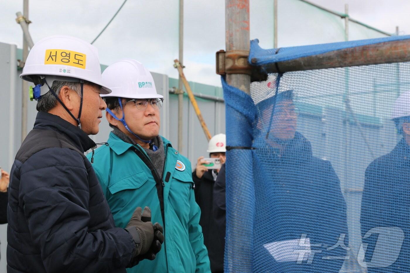 본문 이미지 - 18일 새만금개발청이 새만금산단 주요 건설 현장 등에 대한 점검에 나선 가운데 조홍남 차장이 비응2 변전소 현장을 바라보고 있다. (새만금개발청 제공)/뉴스1