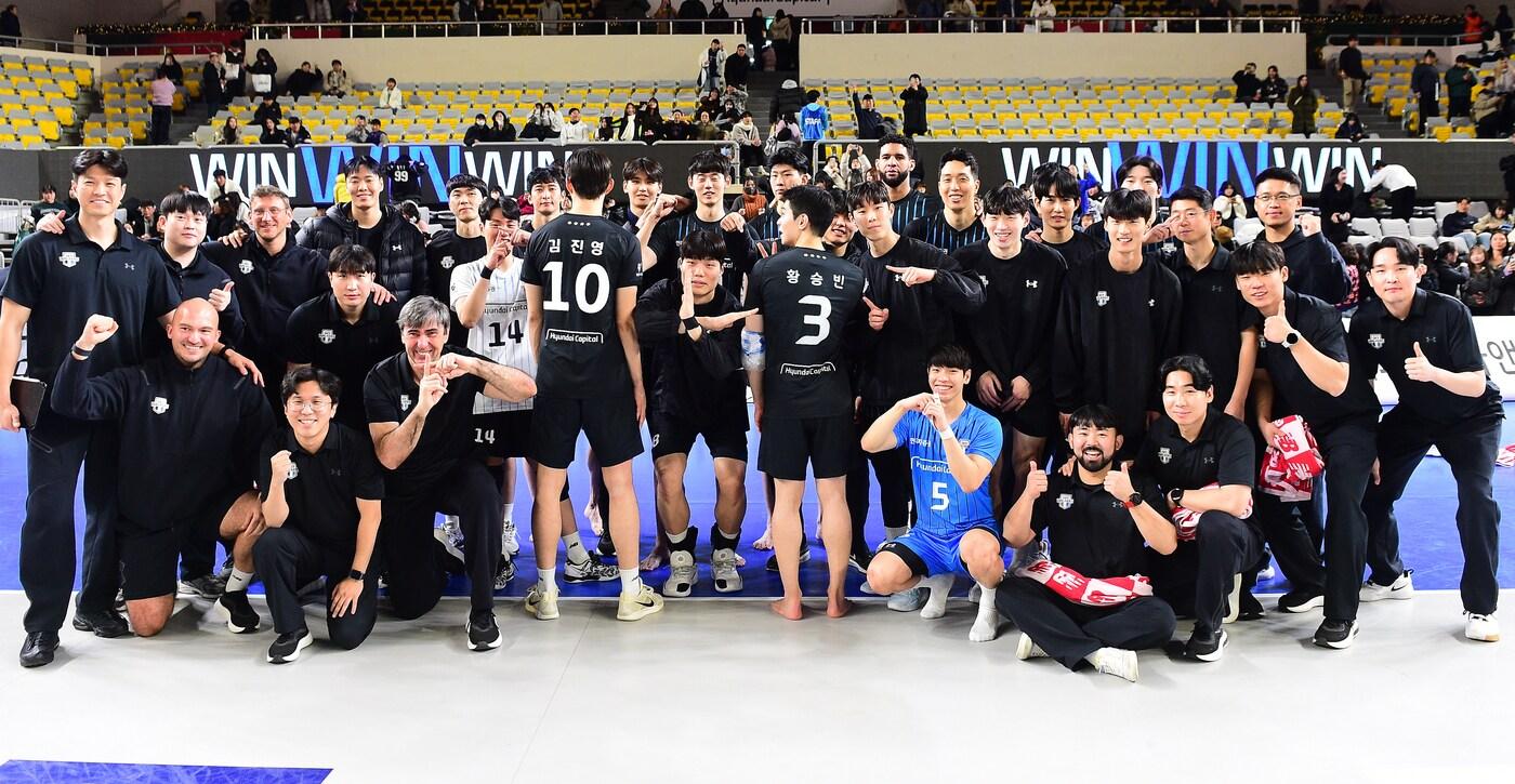 본문 이미지 - 현대캐피탈이 18일 열린 2024-25 V리그 남자부 3라운드 홈 경기에서 한국전력에 3-1로 역전승했다. (KOVO 제공)