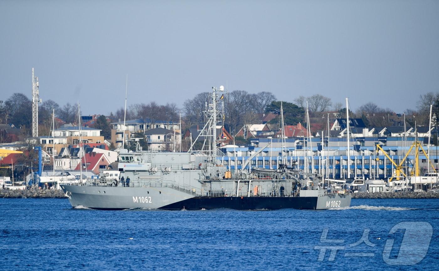 독일 킬 지역에서 해군 군함이 북대서양조약기구(NATO)를 지원하기 위해 출항하고 있다. 2022.02.28 ⓒ 로이터=뉴스1 ⓒ News1 정지윤 기자