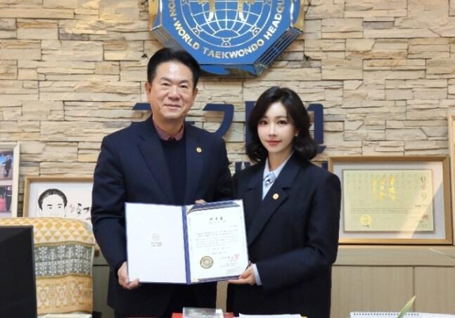 본문 이미지 -  배우 이유리(오른쪽)와 이동섭 국기원장. (국기원 제공)