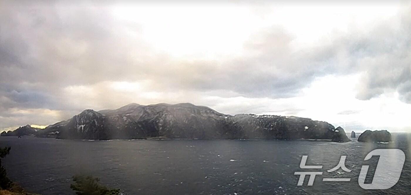 19일 오전 경북 율릉도 섬 전체가 눈에 덮여있다. 17일 오후부터 내린 눈은 19일 현재 32.3cm의 적설량을 기록했다. (울릉도실시간화면 갈무리) 2024.12.19/뉴스1 ⓒ News1 최창호 기자