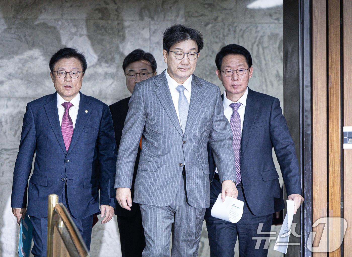 본문 이미지 - 권성동 국민의힘 대표 권한대행 겸 원내대표가 19일 오전 서울 여의도 국회에서 열린 원내대책회의에 참석하고 있다. 2024.12.19/뉴스1 ⓒ News1 이재명 기자