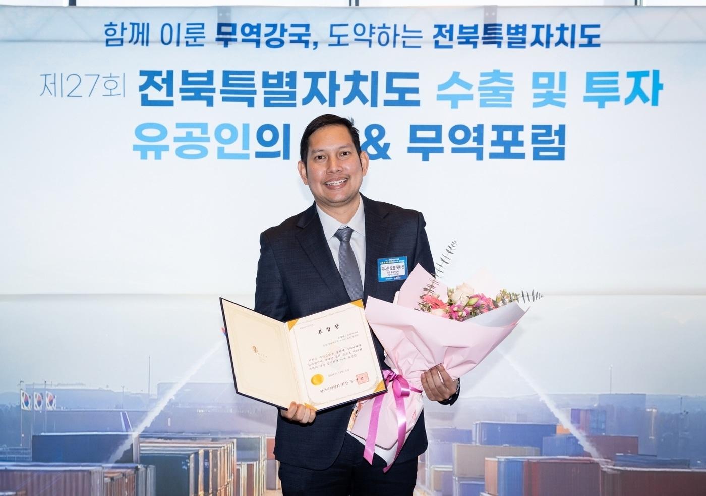 로얄캐닌코리아가 지난 17일 전주 그랜드힐스턴 호텔에서 진행된 제27회 전라북도 수출 및 투자 유공인의 날 행사에서 '수출 유공자상'을 수상했다. 토엔 웻차킷(Toen Wetchakit) 로얄캐닌 김제공장 총괄책임자가 수상 후 기념사진을 찍고 있다.  (로얄캐닌 제공) ⓒ 뉴스1