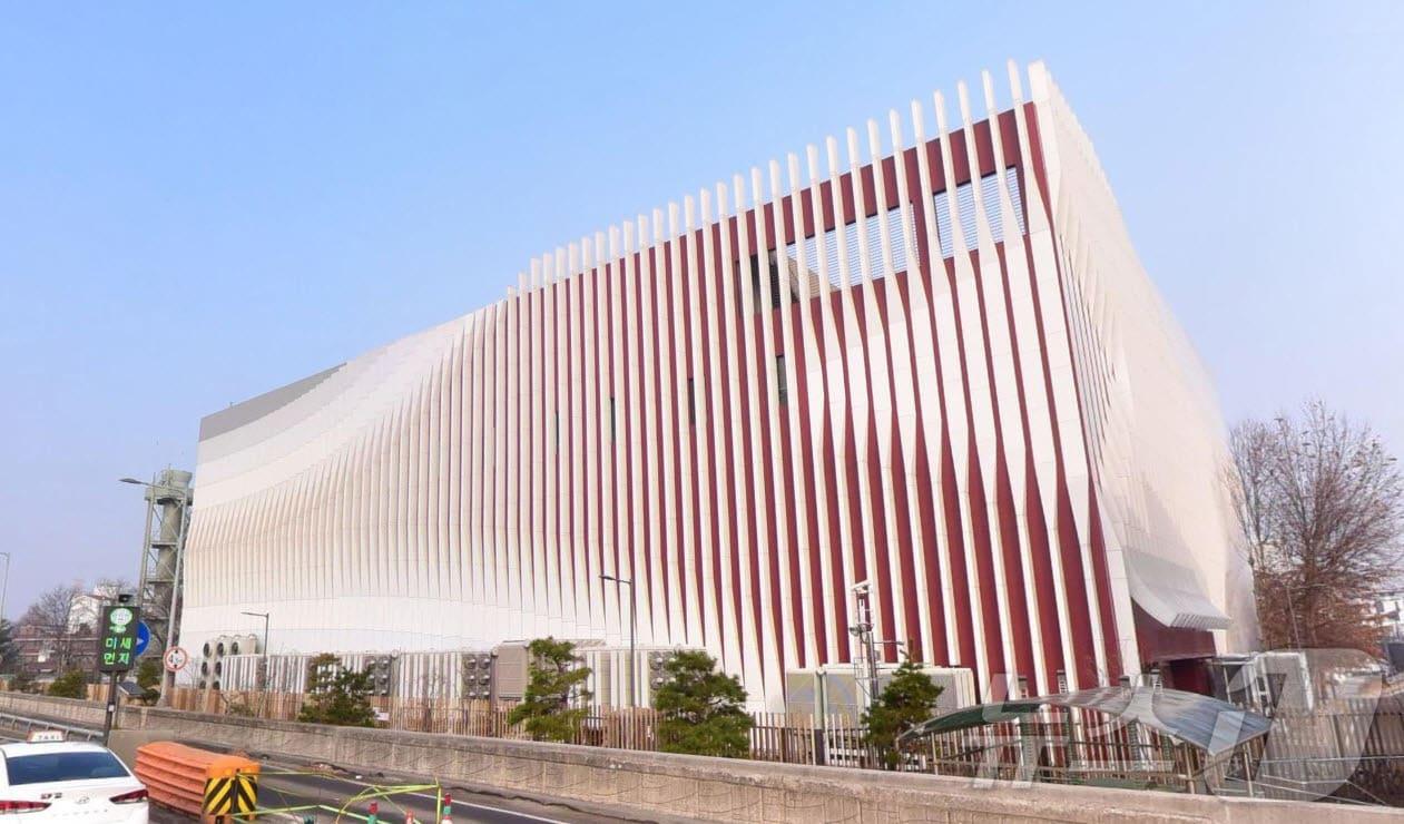 본문 이미지 - 미관을 개선한 서울 마포구의 345킬로볼트 중부변전소. ⓒ News1