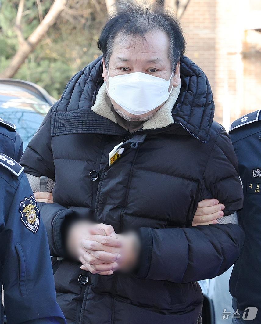 본문 이미지 - 불법 정치자금 수수 혐의를 받는 '건진법사' 전성배 씨가 19일 오전 서울 양천구 서울남부지방법원에서 열린 영장실질심사(구속 전 피의자심문)에 출석하고 있다. 2024.12.19/뉴스1 ⓒ News1 장수영 기자