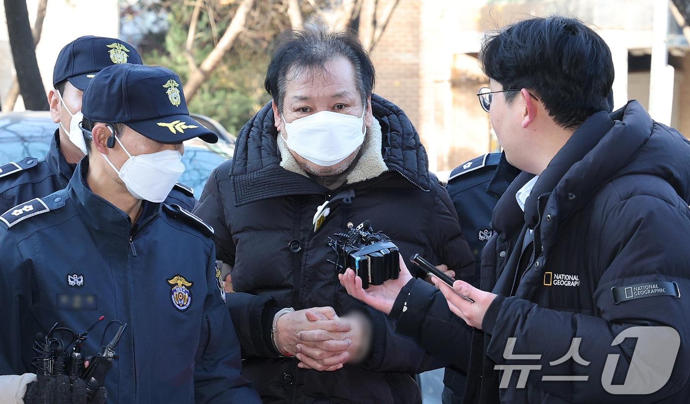 본문 이미지 - 불법 정치자금 수수 혐의를 받는 '건진법사' 전성배 씨가 2024년 12월 19일 오전 서울 양천구 서울남부지방법원에서 열린 영장실질심사(구속 전 피의자심문)에 출석하고 있다. 2024.12.19 ⓒ 뉴스1 장수영 기자