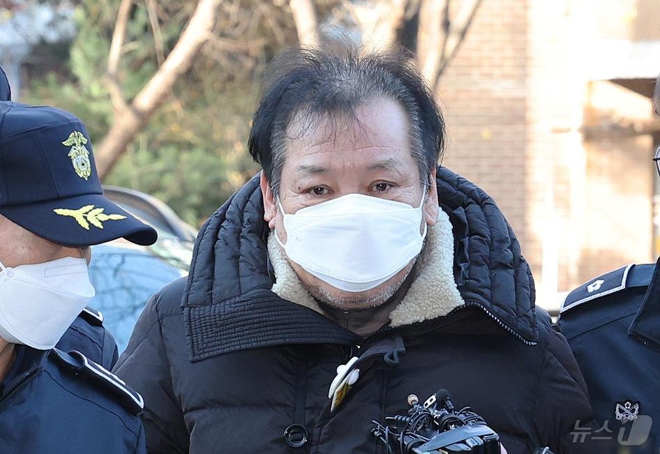 본문 이미지 - 불법 정치자금 수수 혐의를 받는 '건진법사' 전성배 씨가 19일 오전 서울 양천구 서울남부지방법원에서 열린 영장실질심사(구속 전 피의자심문)에 출석하고 있다. 2024.12.19/뉴스1 ⓒ News1 장수영 기자