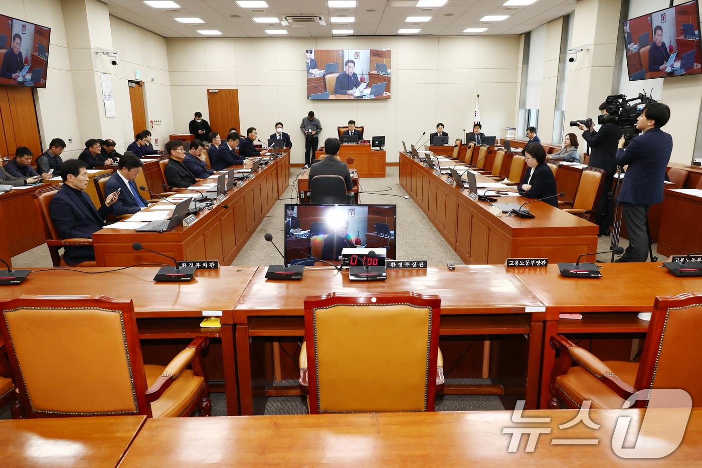 본문 이미지 - 19일 오전 서울 여의도 국회에서 열린 환경노동위원회 전체회의에서 국민의힘 의원들과 고용노동부·환경부 장관 등의 자리가 비어 있다. 2024.12.19/뉴스1 ⓒ News1 김민지 기자