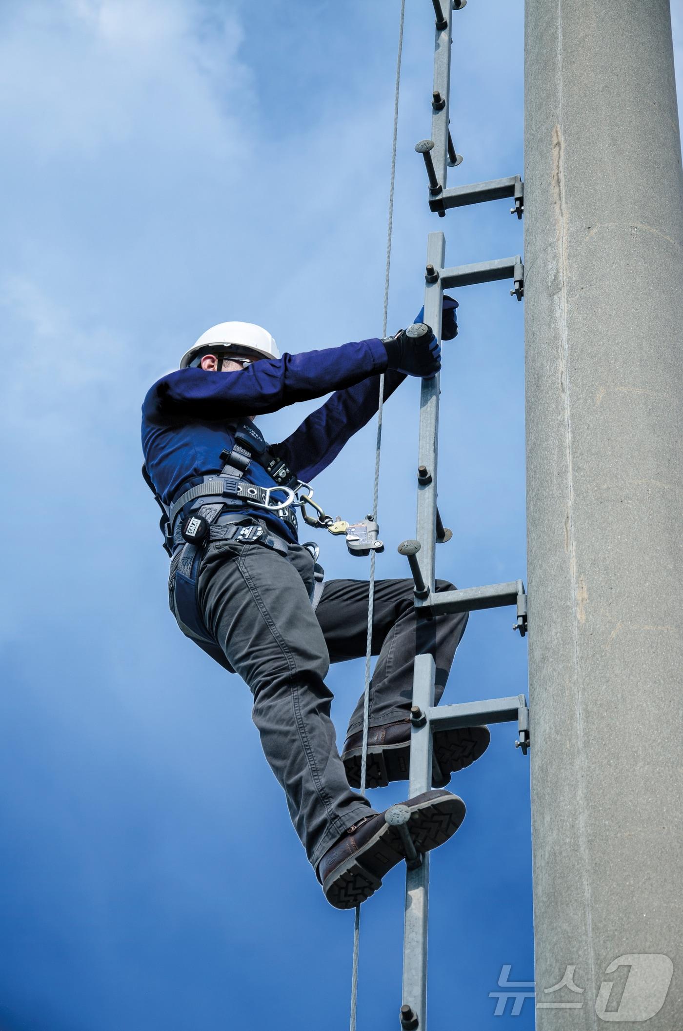 본문 이미지 - 수직사다리 추락방지 시스템.(3M 제공) 