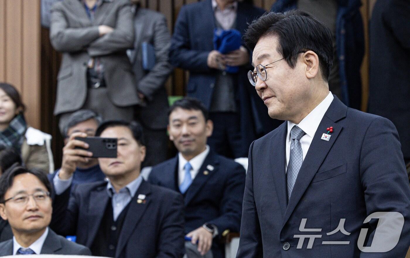 이재명 더불어민주당 대표가 19일 오전 서울 여의도 국회에서 열린 민주당 정책 디베이트Ⅱ '행복하고 정의로운 대한민국, 상법 개정 어떻게 할 것인가?' 토론회에 참석하고 있다. 2024.12.19/뉴스1 ⓒ News1 이재명 기자