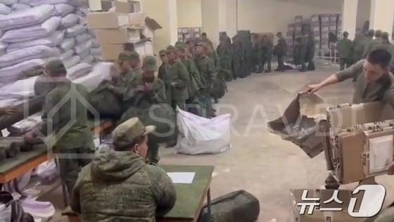 본문 이미지 - 18일(현지시간) 공개된 러시아 동부의 한 군사 훈련 시설에서 북한군으로 추정되는 병사들이 물자를 받아가고 있는 모습. 사진은 러시아 매체 아스트라의 텔레그램 계정에 올라온 영상 갈무리. 2024.10.18 (서울=뉴스1) 김지완 기자