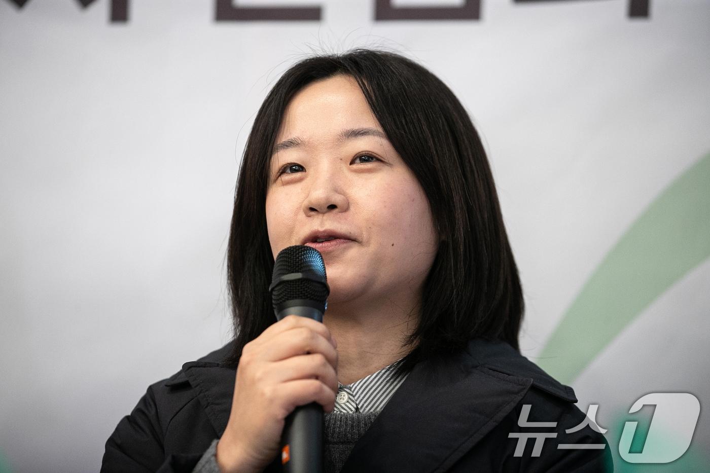 본문 이미지 - 열림원 '제1회 림LIM 문학상' 대상작 '눈사람들, 눈사람들'의 작가 성수진이 19일 서울 종로구 문화공간 길담에서 열린 기자 간담회에서 수상소감을 밝히고 있다. 2024.12.19/뉴스1 ⓒ News1 이승배 기자