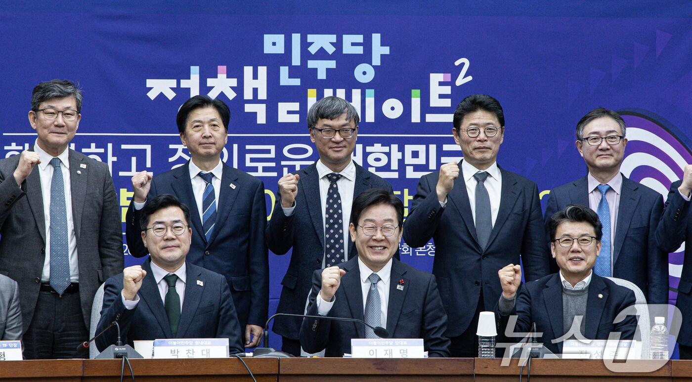 이재명 더불어민주당 대표와 박찬대 원내대표 등 참석자들이 19일 오전 서울 여의도 국회에서 열린 민주당 정책 디베이트Ⅱ '행복하고 정의로운 대한민국, 상법 개정 어떻게 할 것인가?' 토론회에서 기념촬영을 하고 있다. 2024.12.19/뉴스1 ⓒ News1 이재명 기자