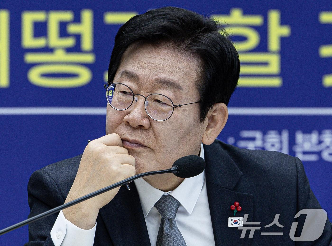 본문 이미지 - 이재명 더불어민주당 대표가 19일 오전 서울 여의도 국회에서 열린 민주당 정책 디베이트Ⅱ &#39;행복하고 정의로운 대한민국, 상법 개정 어떻게 할 것인가?&#39; 토론회에서 패널들의 발언을 듣고 있다. 2024.12.19/뉴스1 ⓒ News1 이재명 기자